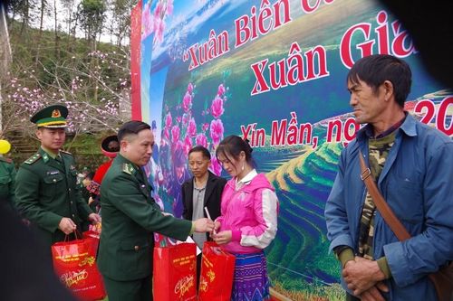Trao 600 suất quà cho người nghèo Xín Mần trong chương trình 'Xuân biên cương, ấm lòng dân bản'