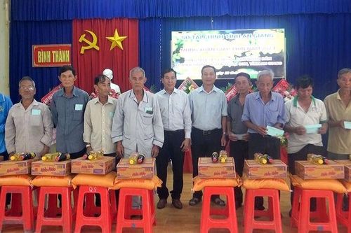 Thêm 200 phần quà Tết cho hộ nghèo, cận nghèo, có hoàn cảnh khó khăn 2 xã Vĩnh Phú và Bình Thành