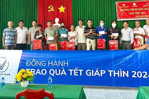 Trao tặng quà Tết người dân có hoàn cảnh khó khăn ở Chợ Mới