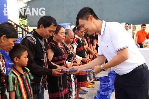 Trao 50 suất quà Tết cho người nghèo xã Hòa Phú