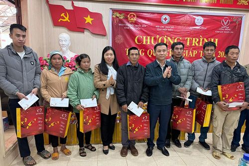 Trao tặng 525 suất quà tết cho hộ nghèo, gia đình chính sách huyện Mường Chà