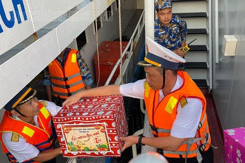 Thăm, chúc tết quân và dân đảo Hòn Đốc