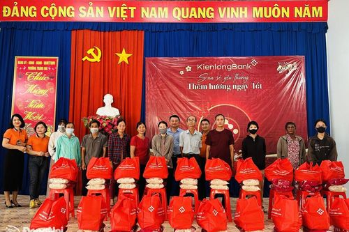 Ngân hàng Kiên Long tặng quà Tết cho hộ gia đình có hoàn cảnh khó khăn