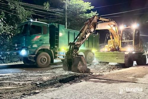 Gấp rút sửa đường Hoàng Văn Bổn vào ban đêm để hoàn thành trước tết