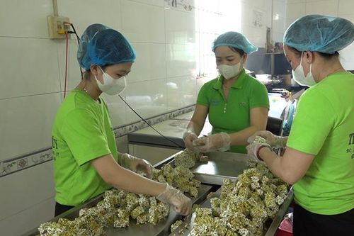 Các cơ sở sản xuất bánh tráng, cốm tất bật sản xuất phục vụ thị trường Tết