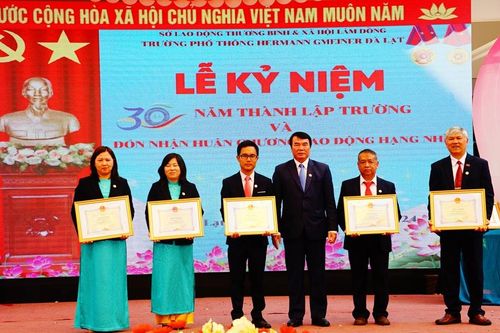 Trường Phổ thông Hermann Gmeiner Đà Lạt đón nhận Huân chương Lao động Hạng Nhì