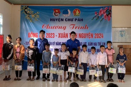 Tuyên truyền pháp luật và tặng quà cho người dân và thiếu nhi Ia Phí