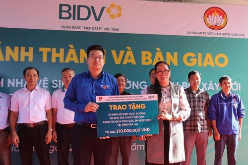 Đak Đoa: Bàn giao công trình nhà vệ sinh và khu vui chơi cho học sinh Trường Tiểu học Ia Pết