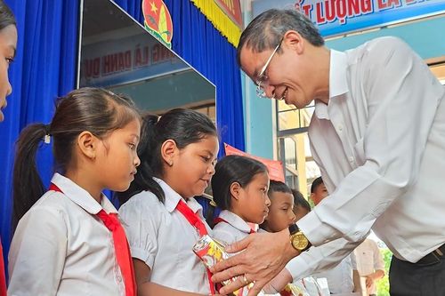 Cục Nhà giáo và Cán bộ quản lý giáo dục thăm, tặng quà học sinh khó khăn tỉnh Gia Lai