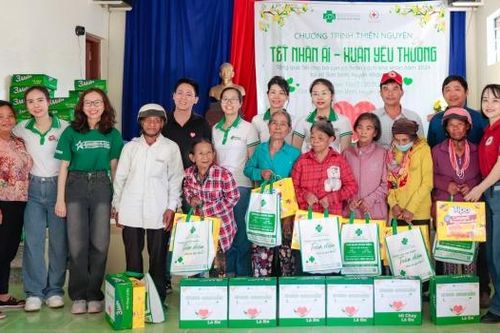Trao tặng 100 suất quà Tết cho người dân xã Sơn Bình