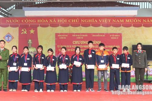 Trao tặng quà tết và tuyên truyền pháp luật cho gần 300 học sinh, thầy cô và phụ huynh