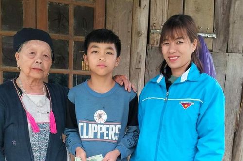 Văn Bàn: Thêm 24 em nuôi của Đoàn được hỗ trợ