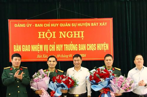 Bàn giao nhiệm vụ Chỉ huy trưởng Ban Chỉ huy Quân sự huyện Bát Xát
