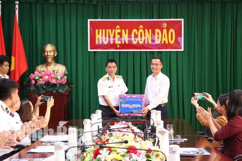 Bộ Tư lệnh Vùng 2 Hải quân thăm, chúc Tết các cơ quan dân-chính-đảng huyện Côn Đảo