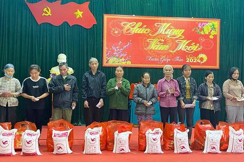 Trao 100 suất quà 'Tết nhân ái' tại Thanh Sơn