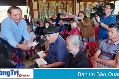 Bộ trưởng Bộ VH,TT&DL Nguyễn Văn Hùng tặng 200 suất quà Tết tại Quảng Trị