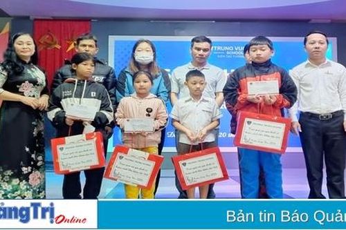 Chương trình 'Vòng tay nhân ái Báo Quảng Trị': Hỗ trợ 10 học sinhcó hoàn cảnh khó khăn
