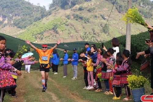 Khởi tranh giải chạy Marathon đường mòn Việt Nam năm 2024 tại Mộc Châu