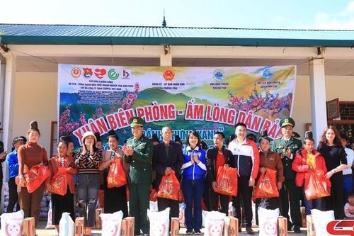 Chương trình 'Xuân biên phòng ấm lòng dân bản' tại xã Phiêng Pằn