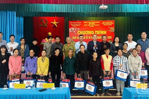 Công ty Điện lực Thái Nguyên: Tặng quà Tết cho người nghèo tại Phú Lương và Võ Nhai