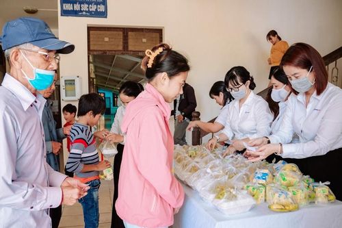 Những suất cơm yêu thương