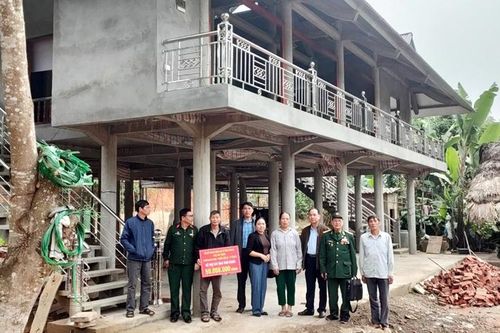 Yên Bình (Yên Bái): Một gia đình cựu giáo chức hỗ trợ kinh phí làm nhà tình nghĩa thân nhân liệt sỹ