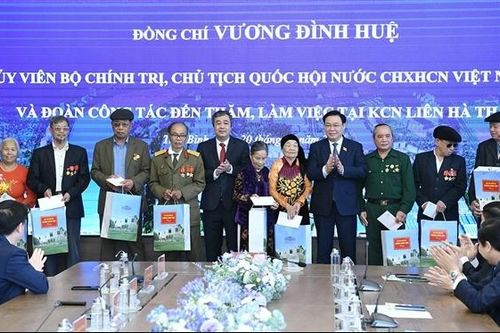 Chủ tịch Quốc hội Vương Đình Huệ thăm, tặng quà công nhân, gia đình chính sách tại tỉnh Thái Bình