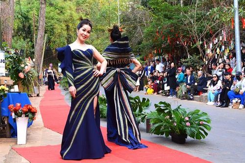Chàng trai K'ho nâng tầm thổ cẩm Tây Nguyên
