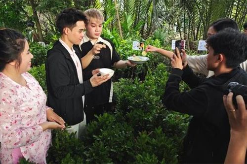 Hơn 300 người có sức ảnh hưởng livestream bán hoa, đặc sản phục vụ Tết 2024