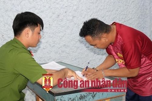 Khóa cửa giữ trái phép trên 20 ngư phủ theo 'lệnh' của một phụ nữ