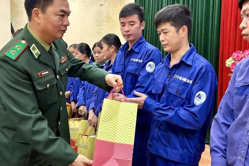 Trung tướng Đỗ Quang Thành thăm, chúc tết, tặng quà đoàn viên, người lao động tại huyện Quảng Hòa