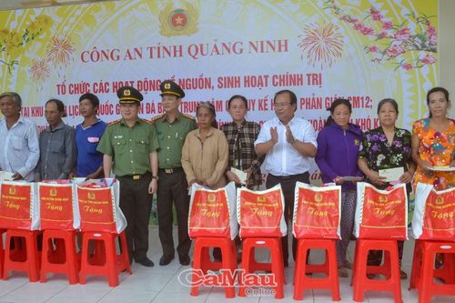 Công an tỉnh Quảng Ninh trao nhà Đại đoàn kết, tặng quà Tết tại Cà Mau