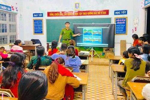 Bài 6: Lớp học đêm của Công an xã tại làng Kret Krot
