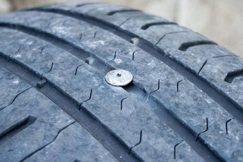 Cách khắc phục lốp xe ô tô bị rò rỉ hơi với chi phí rẻ bèo