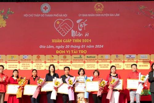 Hơn 1.000 suất quà được trao tặng hộ khó khăn tại Gia Lâm