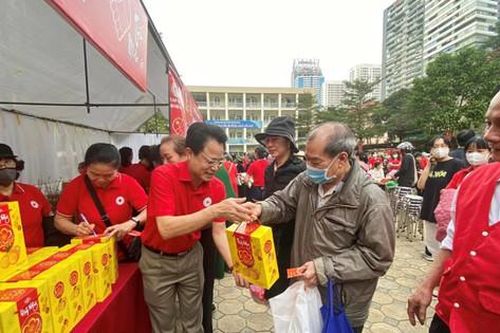 Hà Nội: Người gặp khó phấn khởi đi chợ Tết