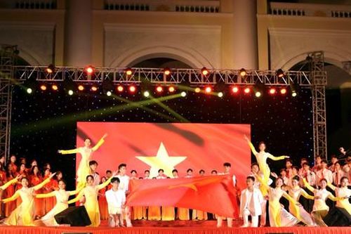Học sinh Thủ đô công diễn hợp xướng chào mừng ngày thành lập Đảng