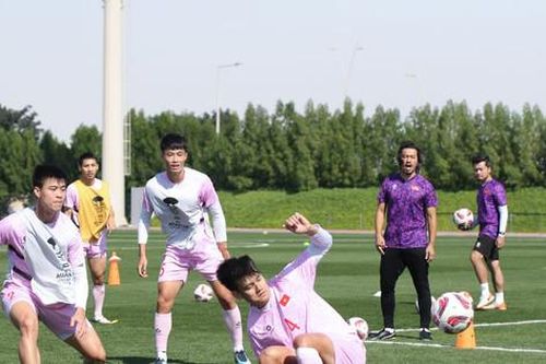 Lãnh đạo VFF động viên thầy trò HLV Philippe Troussier tích cực hướng về phía trước