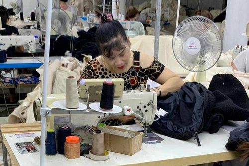 Người lao động thấp thỏm ngóng chờ thưởng Tết