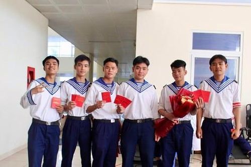Sôi nổi không khí Chủ Nhật Đỏ với những nụ cười rạng rỡ của người trẻ đi hiến máu