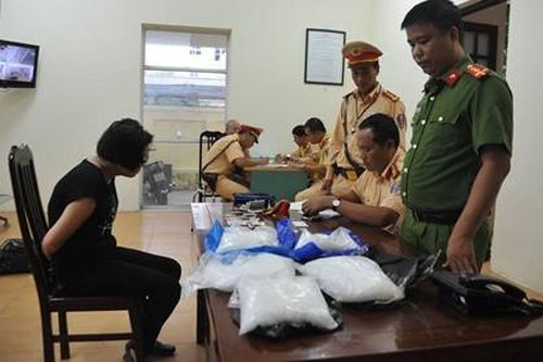 Hai nữ đối tượng bị 'tóm gọn' ngay sau vụ giao dịch hàng quốc cấm
