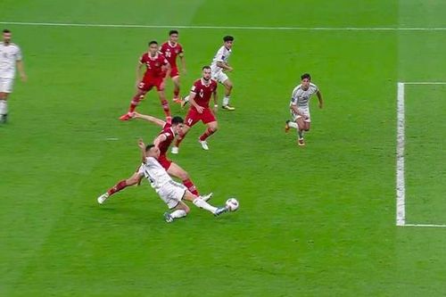 Trọng tài Asian Cup liên tục gây tranh cãi