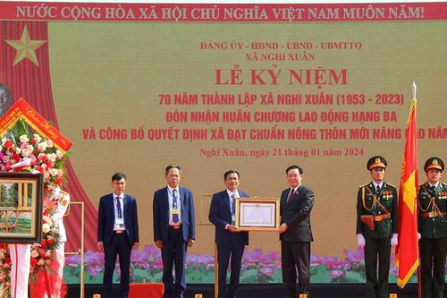 Nghệ An: Chủ tịch Quốc hội Vương Đình Huệ trao Huân chương Lao động hạng Ba cho xã Nghi Xuân