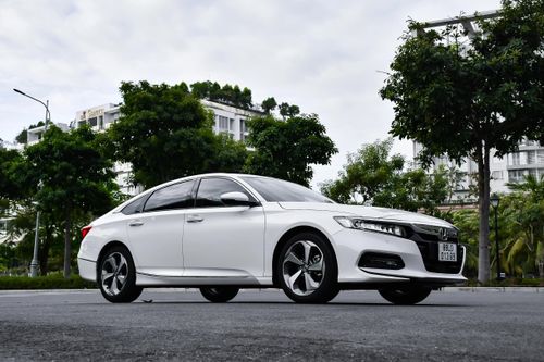 Khuyến mại nhiều, Toyota Camry và nhóm sedan D vẫn 'đi lùi'