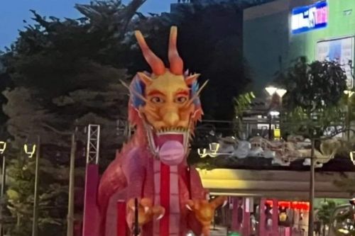 Linh vật rồng gây bàn tán ở Singapore vì giống Shrek