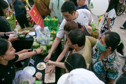 Giới trẻ chen chân vui chơi tại Lễ hội Tết Việt