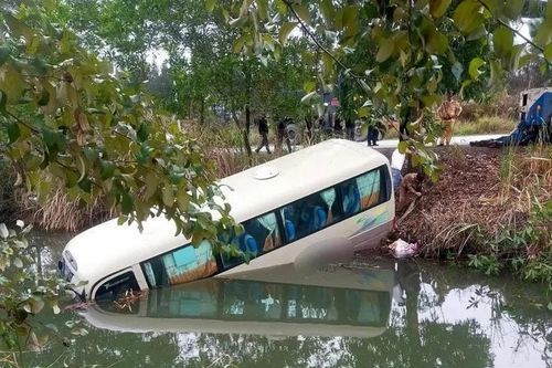 Tai nạn giao thông mới nhất 21/1/2024: Xe khách chở 22 người lao xuống ao