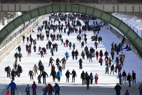 Canada mở cửa trở lại sân trượt băng tự nhiên lớn nhất thế giới