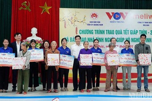 Trao quà Tết và bàn giao 5 căn nhà cho hộ nghèo ở Quảng Nam