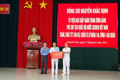 Phó Chủ tịch Quốc hội Nguyễn Khắc Định thăm, chúc Tết cán bộ, chiến sĩ Lữ đoàn 146, Vùng 4 Hải quân